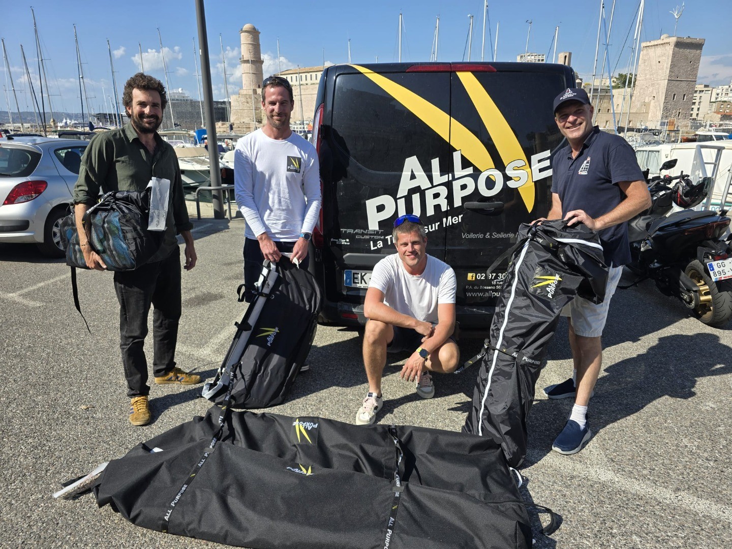 Livraison des voiles de Mini 6.50 à Marseille