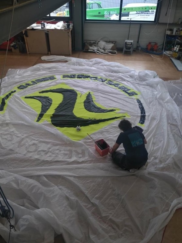 Peinture sur spi dans l'atelier d'All Purpose Saint Malo