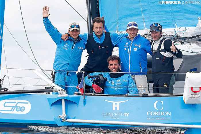 Fred Moreau et l'équipage du Multi 50 Solidaires en peloton ©Pierrick Conti