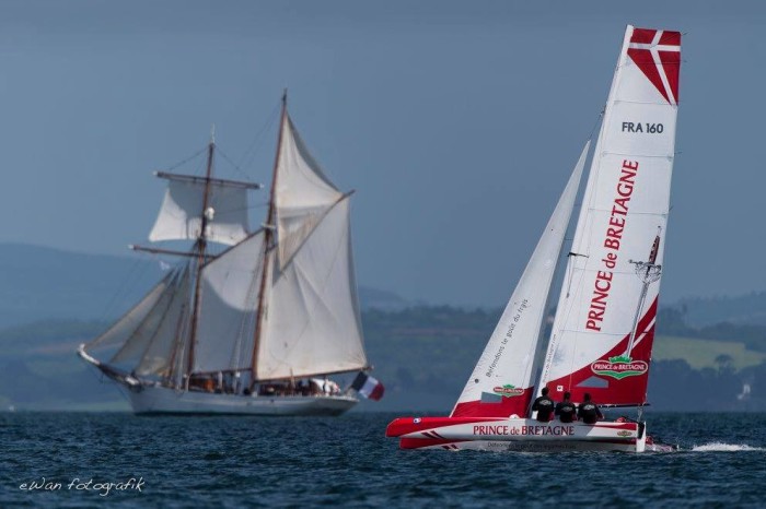 Le maxi trimaran Prince de Bretagne ©eWan Fotografik