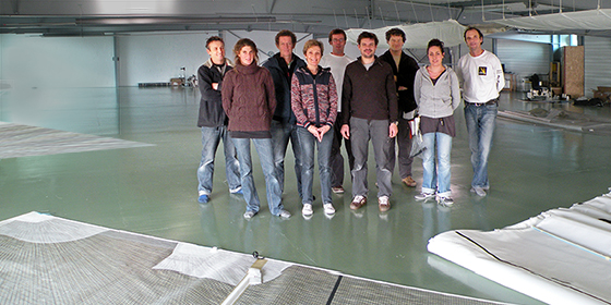 L'équipe All Purpose sur le plancher de la nouvelle voilerie à Carnac
